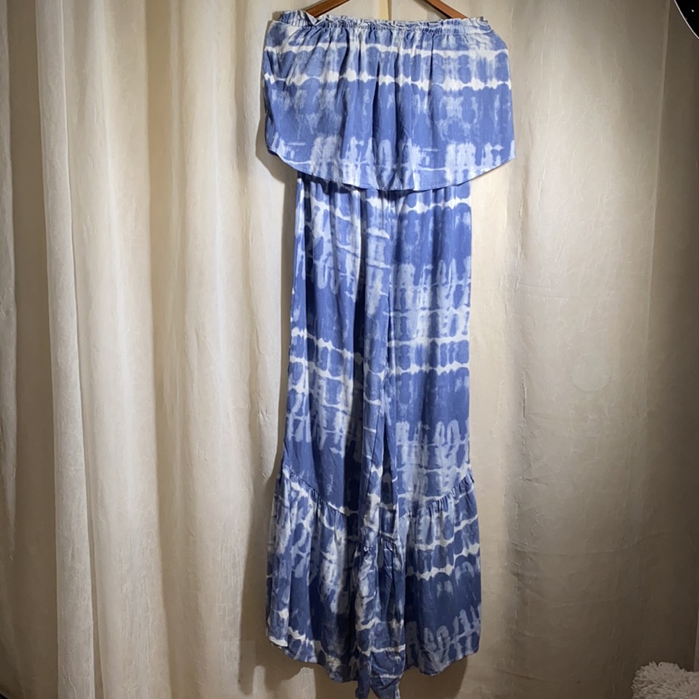 Romper NWT blue and white can be worn off or on shoulders size small